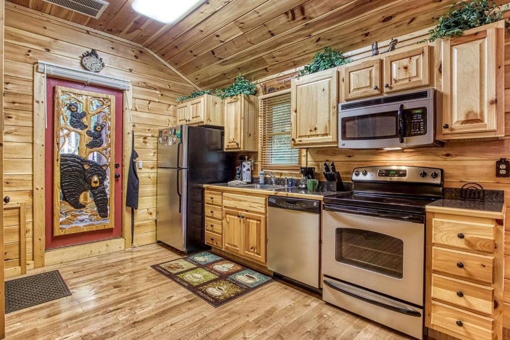 Papa Bear, Hot Tub, Wifi, 1089 Free Tickets Each Paid Day, Dollywood And More Sevierville Exterior photo