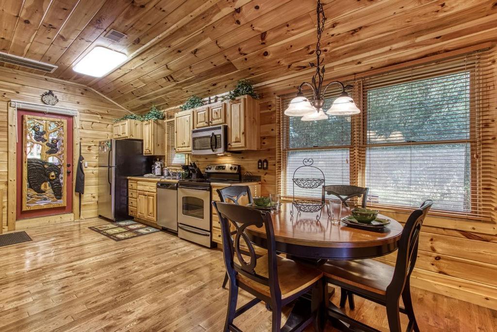 Papa Bear, Hot Tub, Wifi, 1089 Free Tickets Each Paid Day, Dollywood And More Sevierville Exterior photo